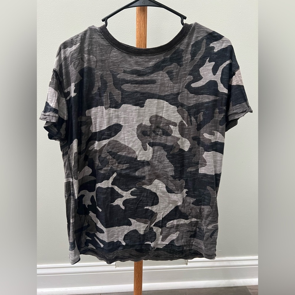 We The Free Black and Gray Short Sleeve Camo Tee Women’s sz Small
